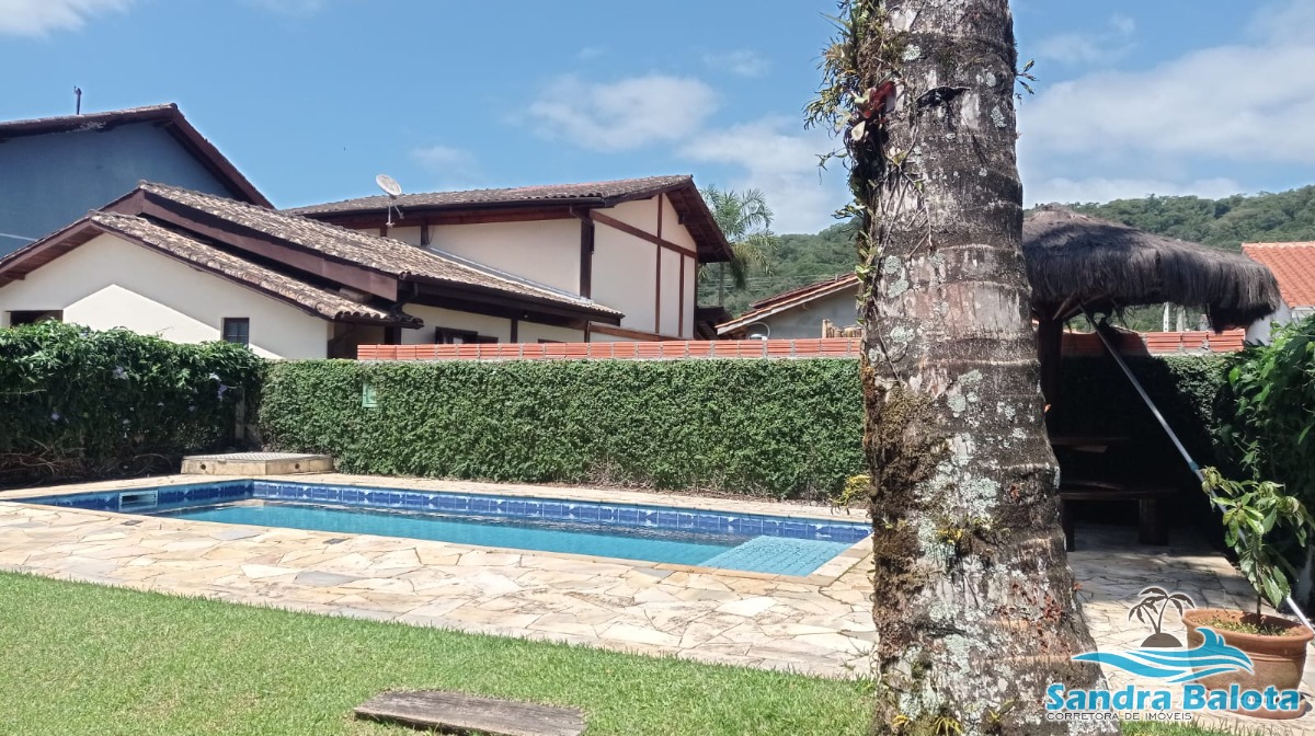 Casa em condomínio fechado com 3 dormitórios sendo 1 suíte/Horto -Ubatuba