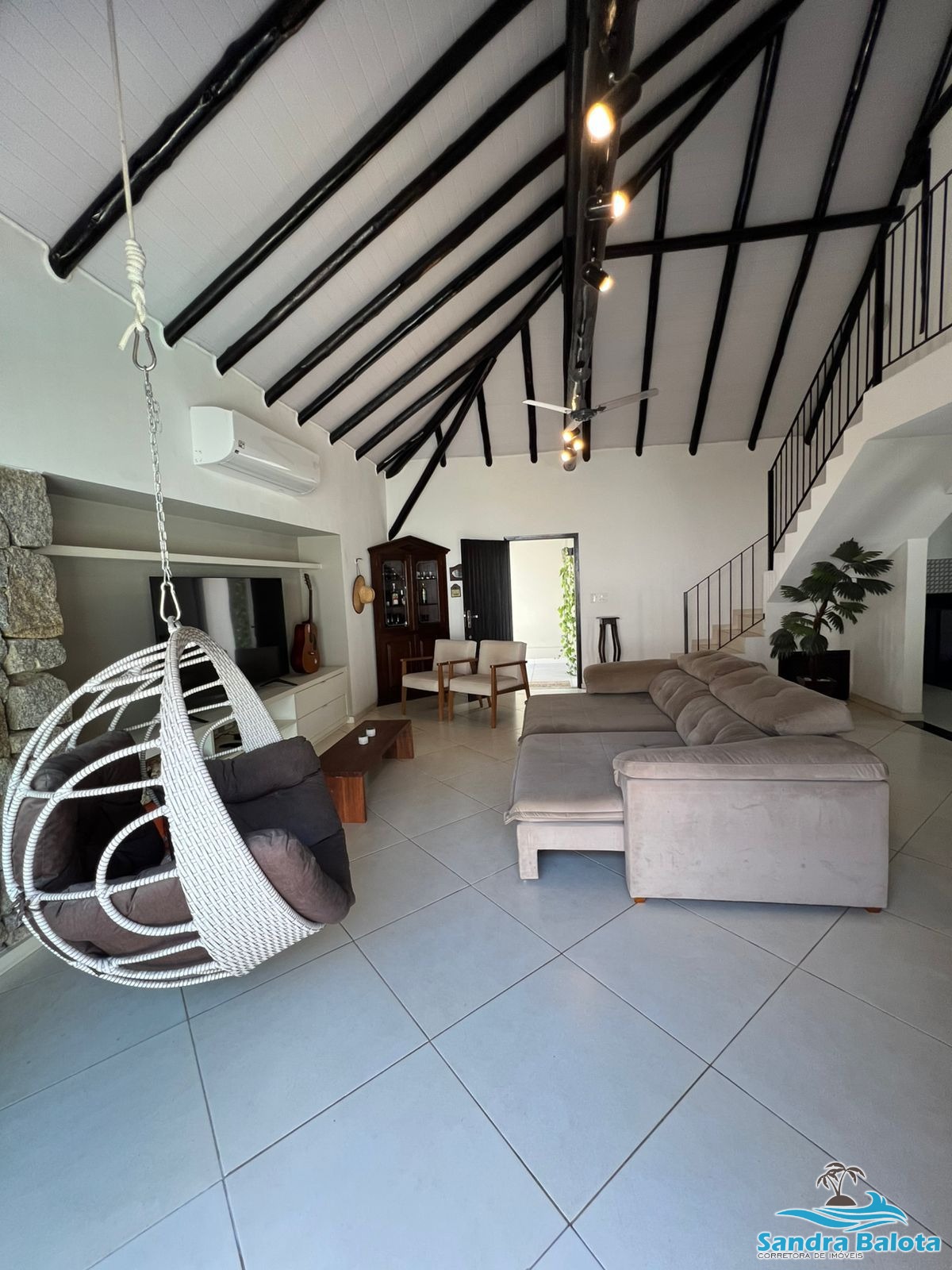 Ampla casa a 100 metros da orla doo Itaguá