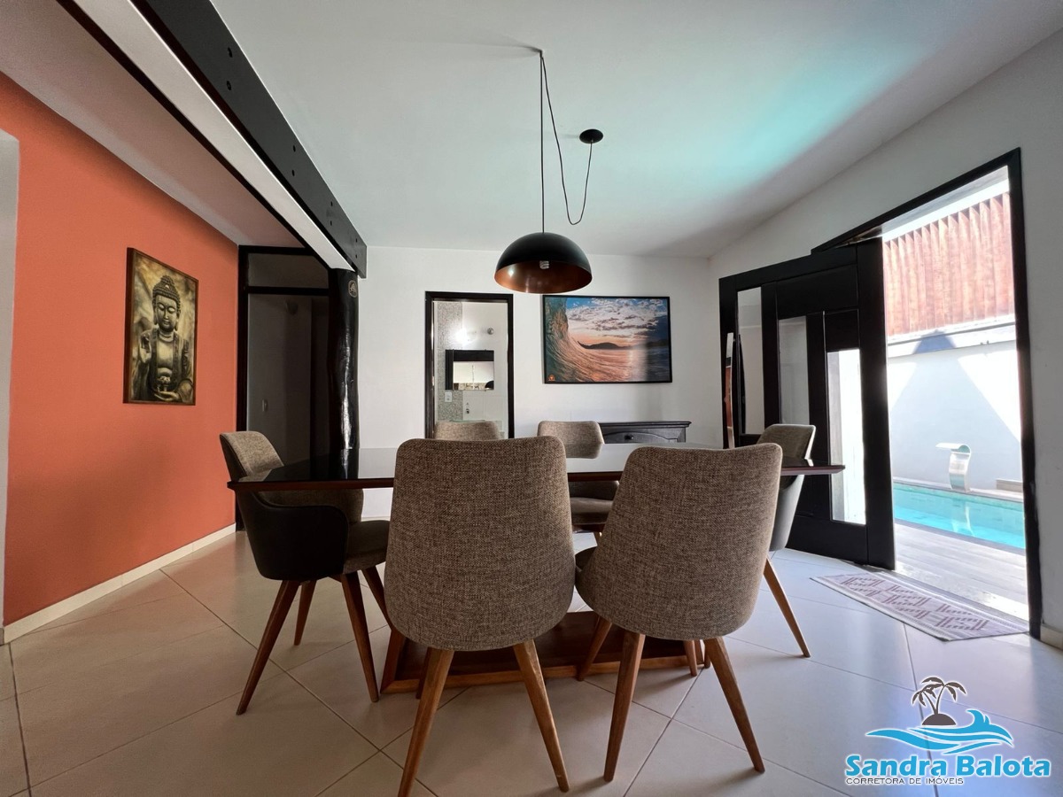 Ampla casa a 100 metros da orla doo Itaguá