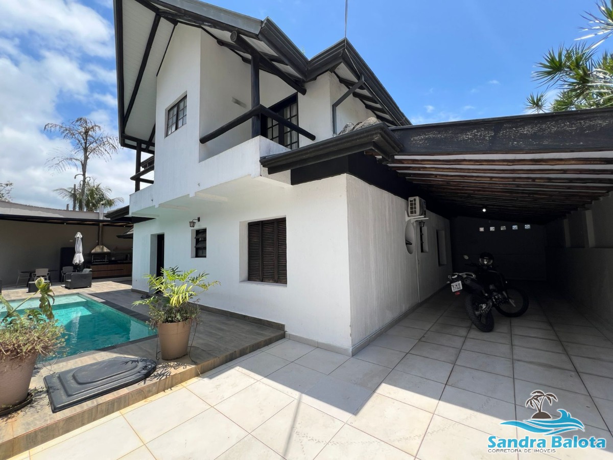 Ampla casa a 100 metros da orla doo Itaguá
