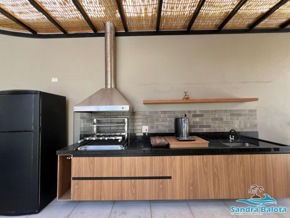 Ampla casa a 100 metros da orla doo Itaguá