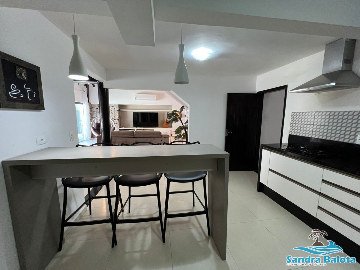 Ampla casa a 100 metros da orla doo Itaguá