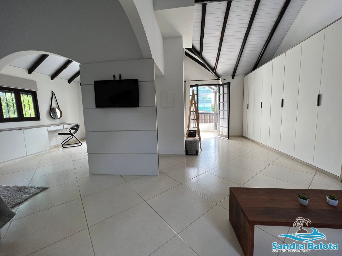 Ampla casa a 100 metros da orla doo Itaguá