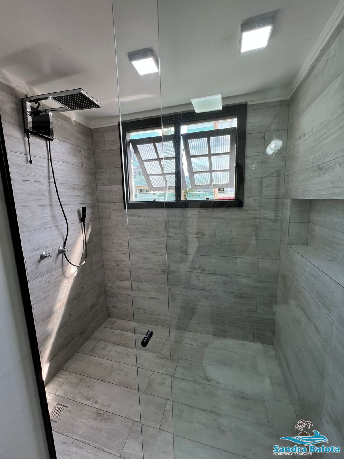 Ampla casa a 100 metros da orla doo Itaguá
