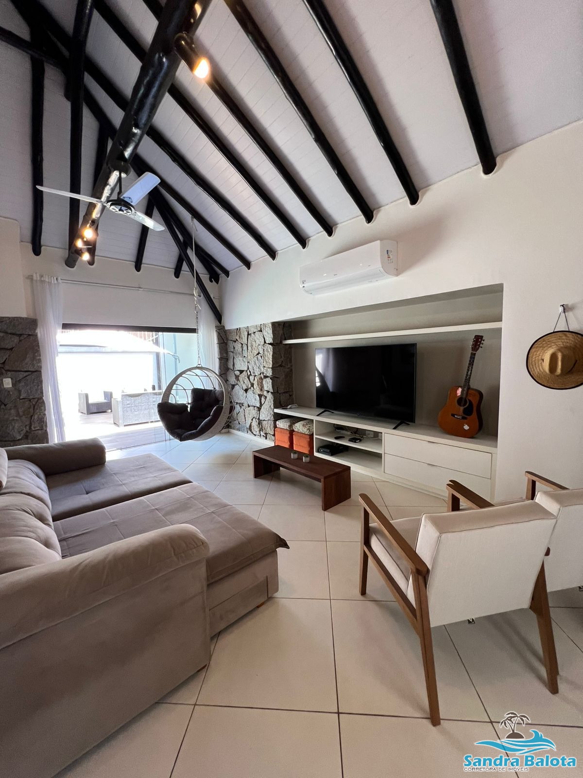 Ampla casa a 100 metros da orla doo Itaguá