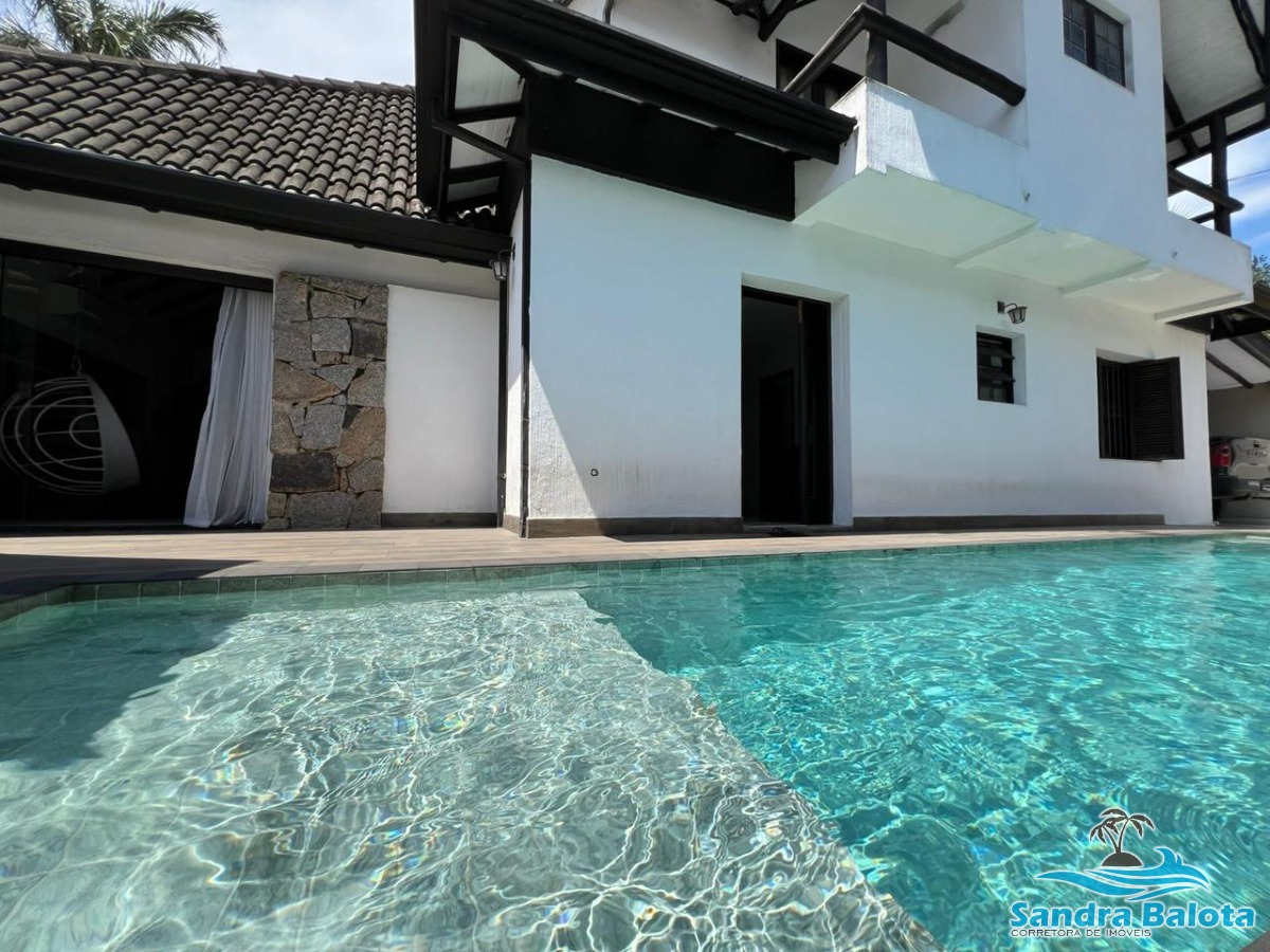 Ampla casa a 100 metros da orla doo Itaguá