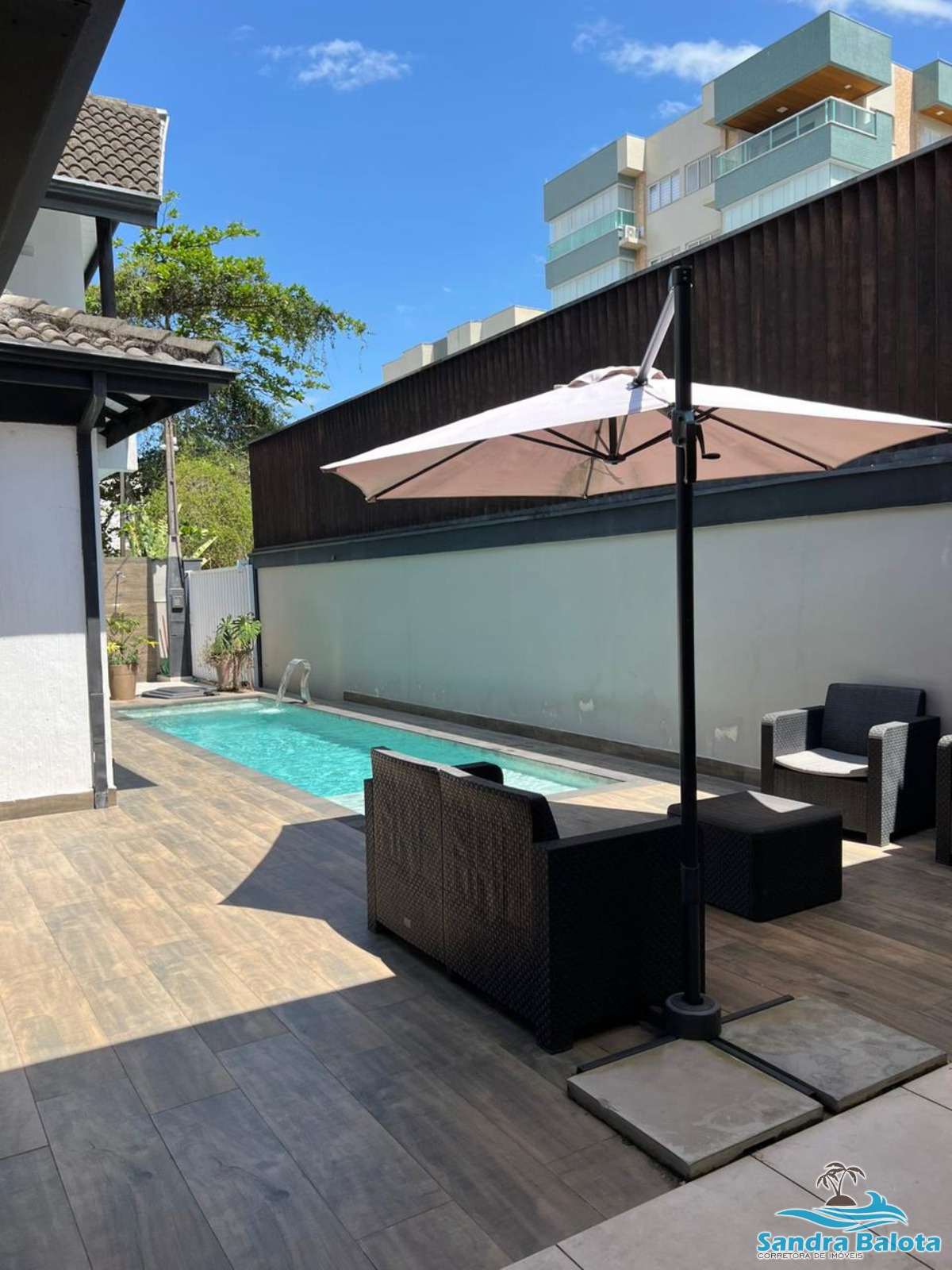Ampla casa a 100 metros da orla doo Itaguá