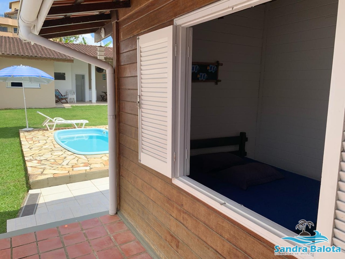 Bela casa a 250 metros da praia