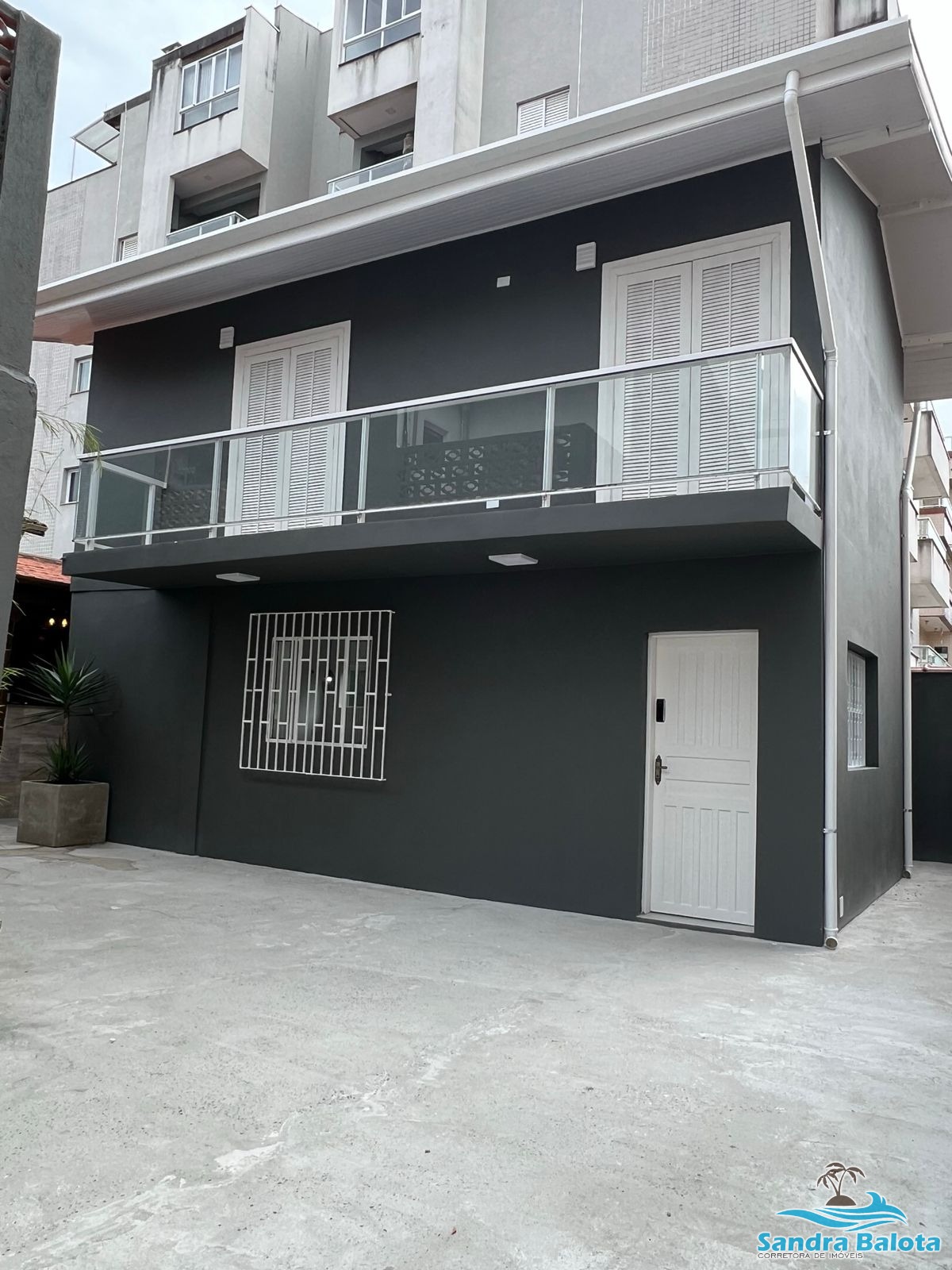 Sobrado com 2 dormitórios sendo uma suíte/Bairro Itaguá