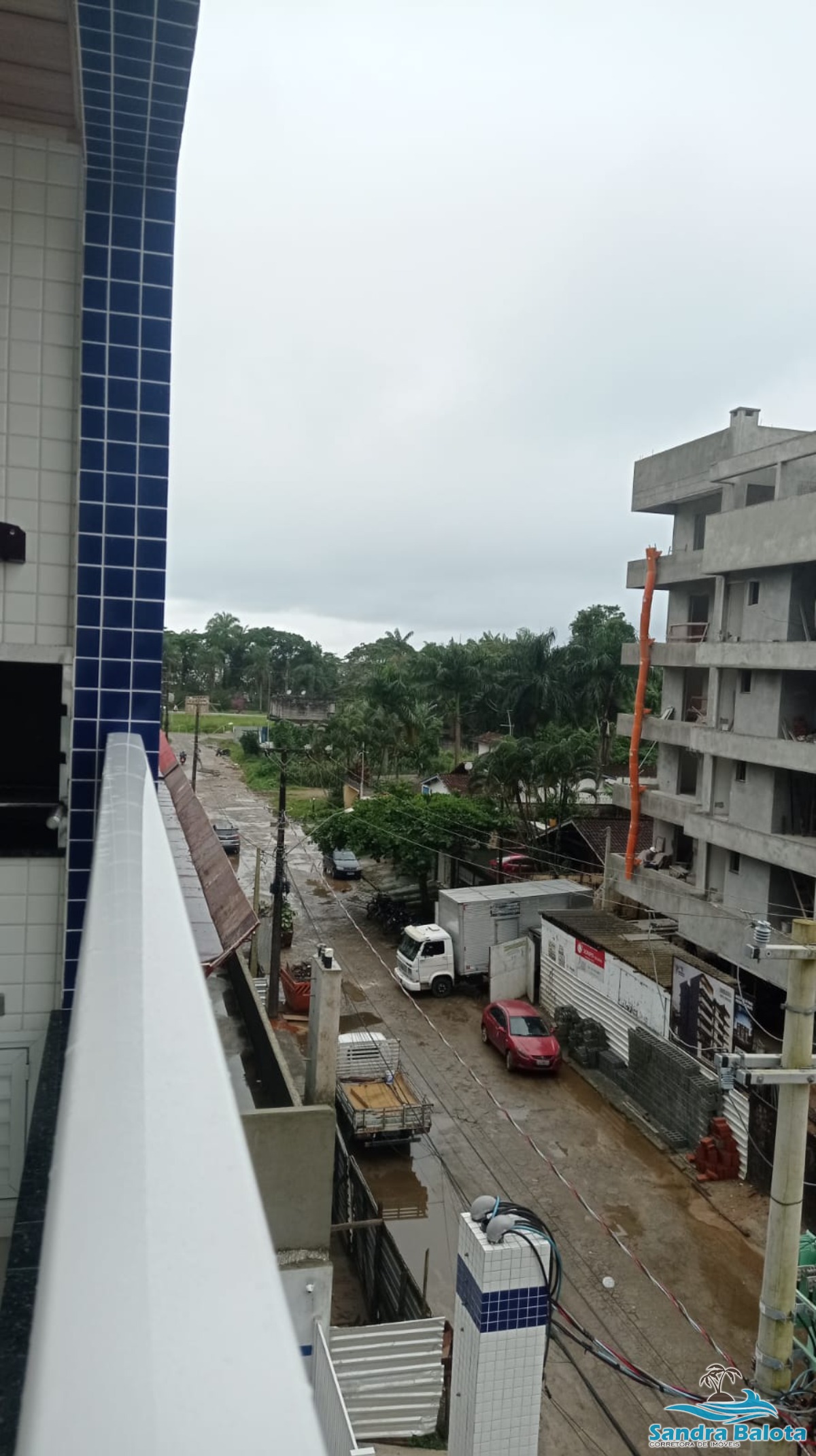 Apartamento de 2 dormitórios sendo 1 suíte a 300 metros da Praia da Toninhas