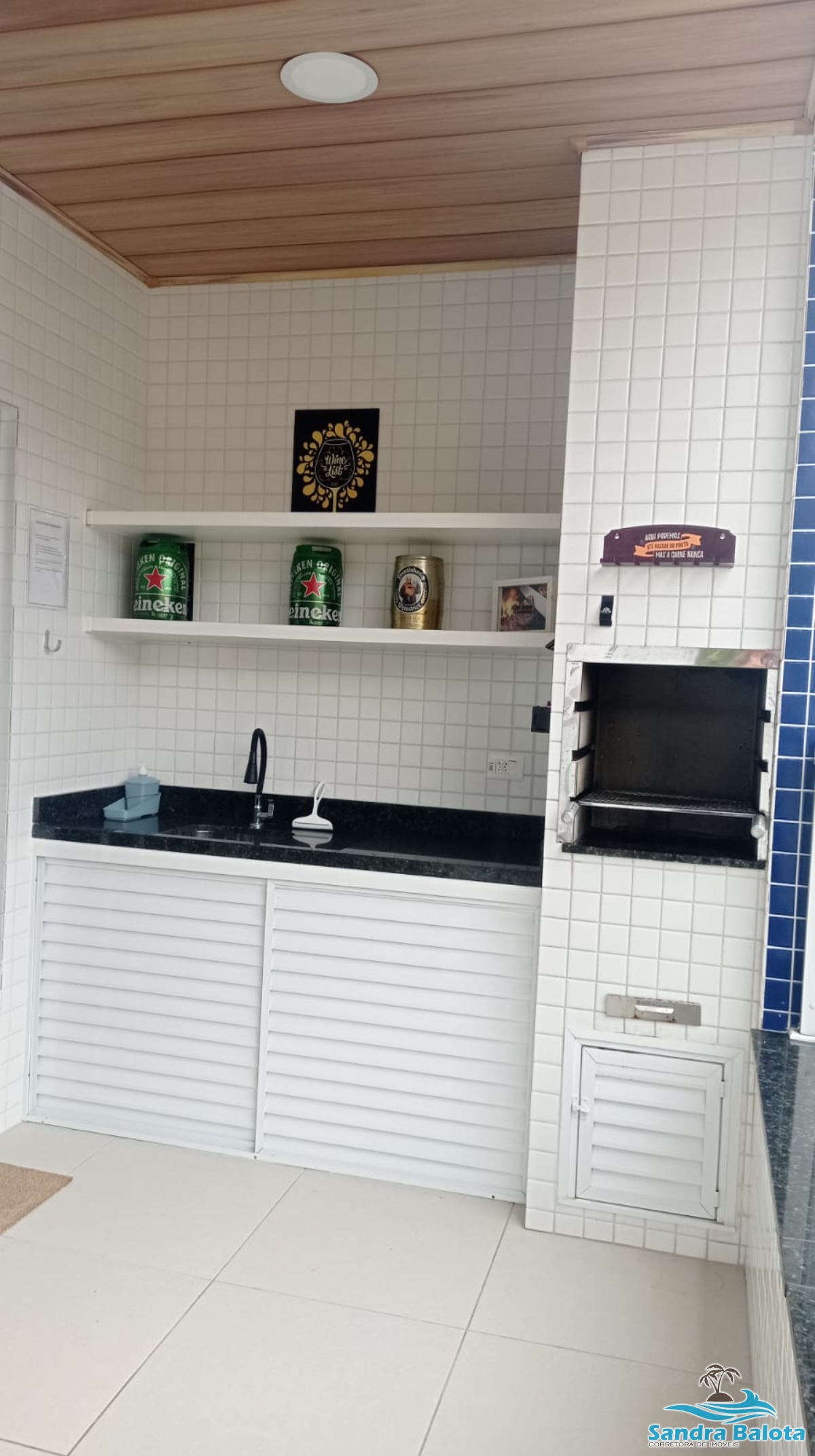 Apartamento de 2 dormitórios sendo 1 suíte a 300 metros da Praia da Toninhas
