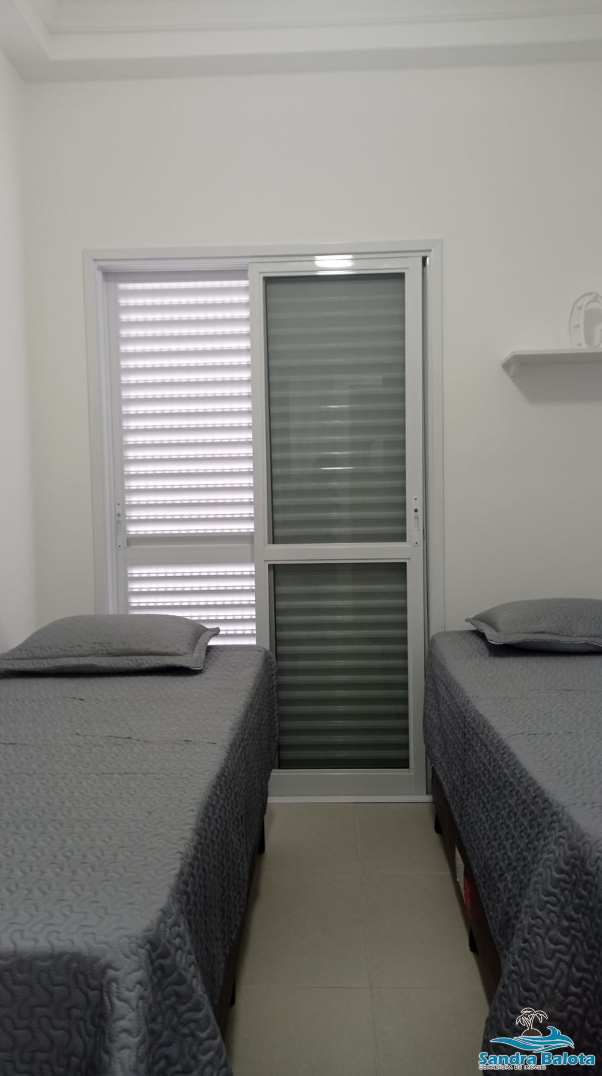 Apartamento de 2 dormitórios sendo 1 suíte a 300 metros da Praia da Toninhas