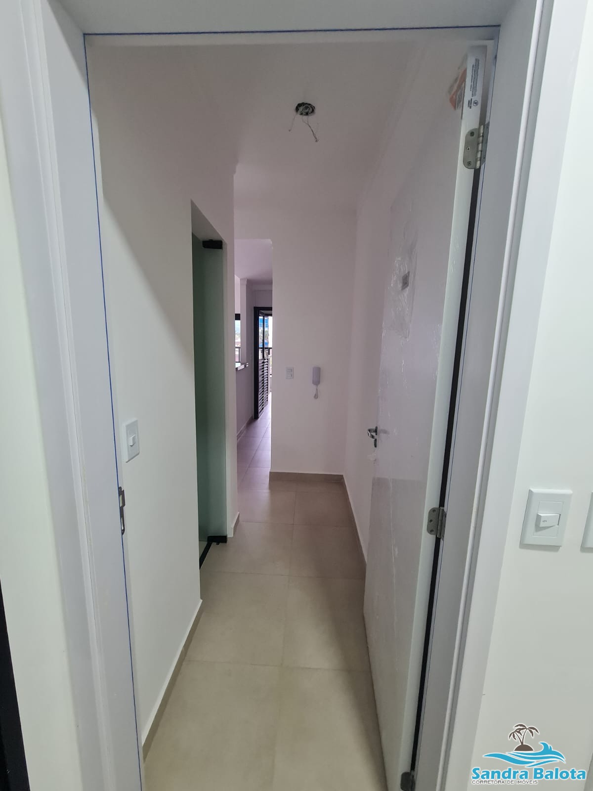 Apartamento novo à 200 metros da orla do Itaguá