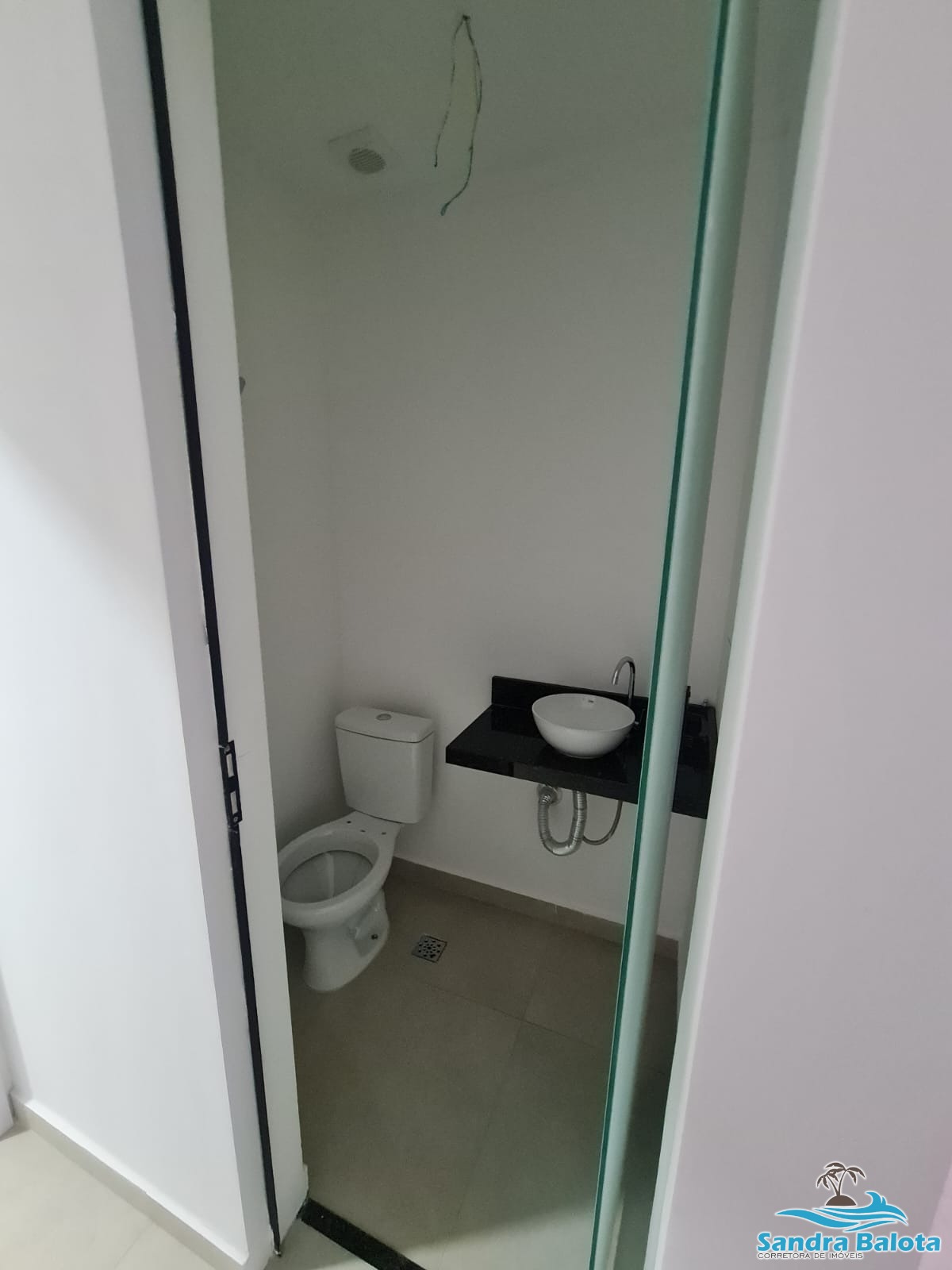 Apartamento novo à 200 metros da orla do Itaguá