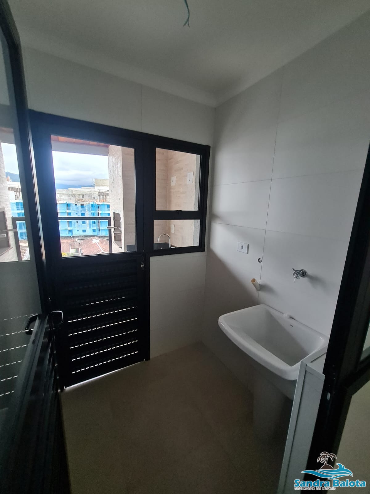 Apartamento novo à 200 metros da orla do Itaguá