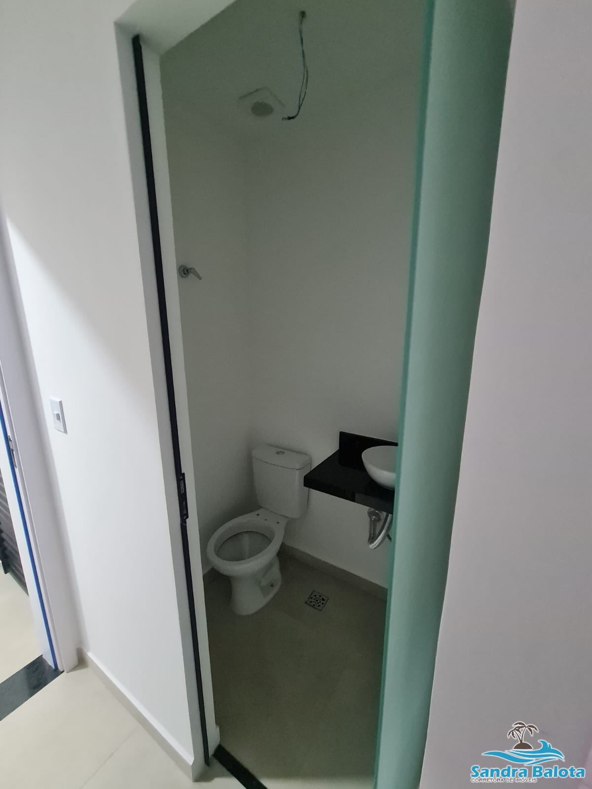 Apartamento novo à 200 metros da orla do Itaguá