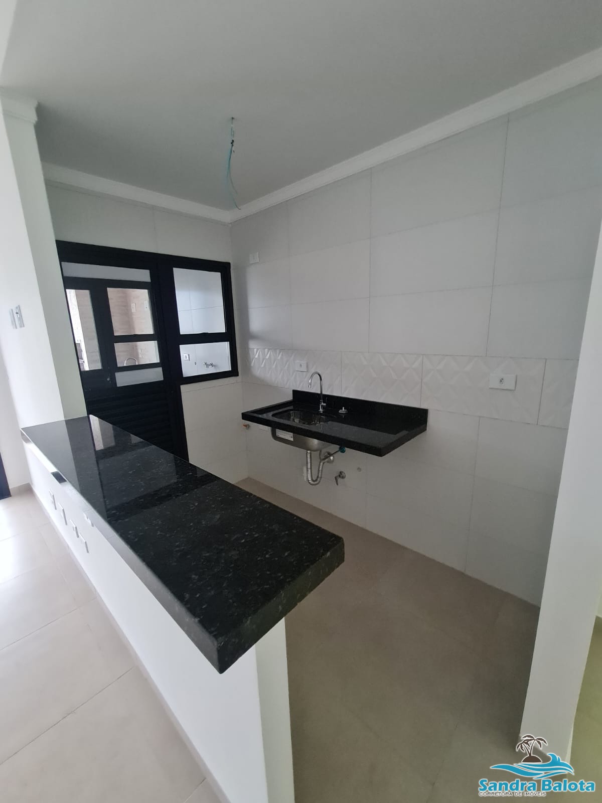 Apartamento novo à 200 metros da orla do Itaguá