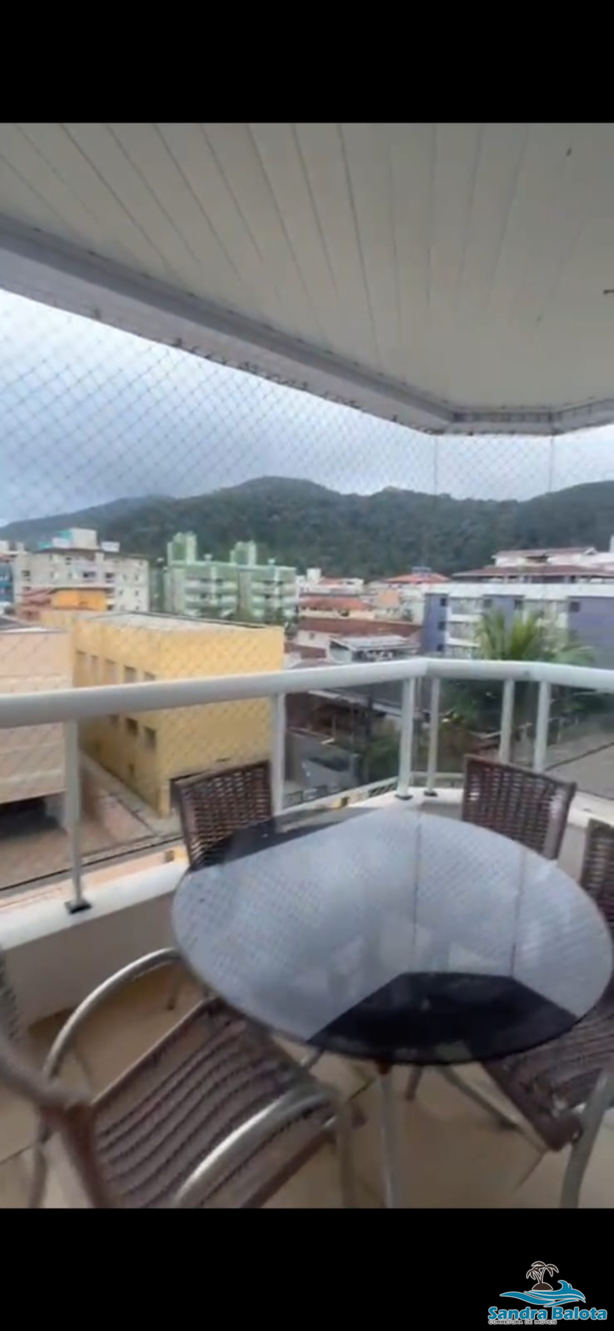 Amplo apartamento à 30 metros da praia