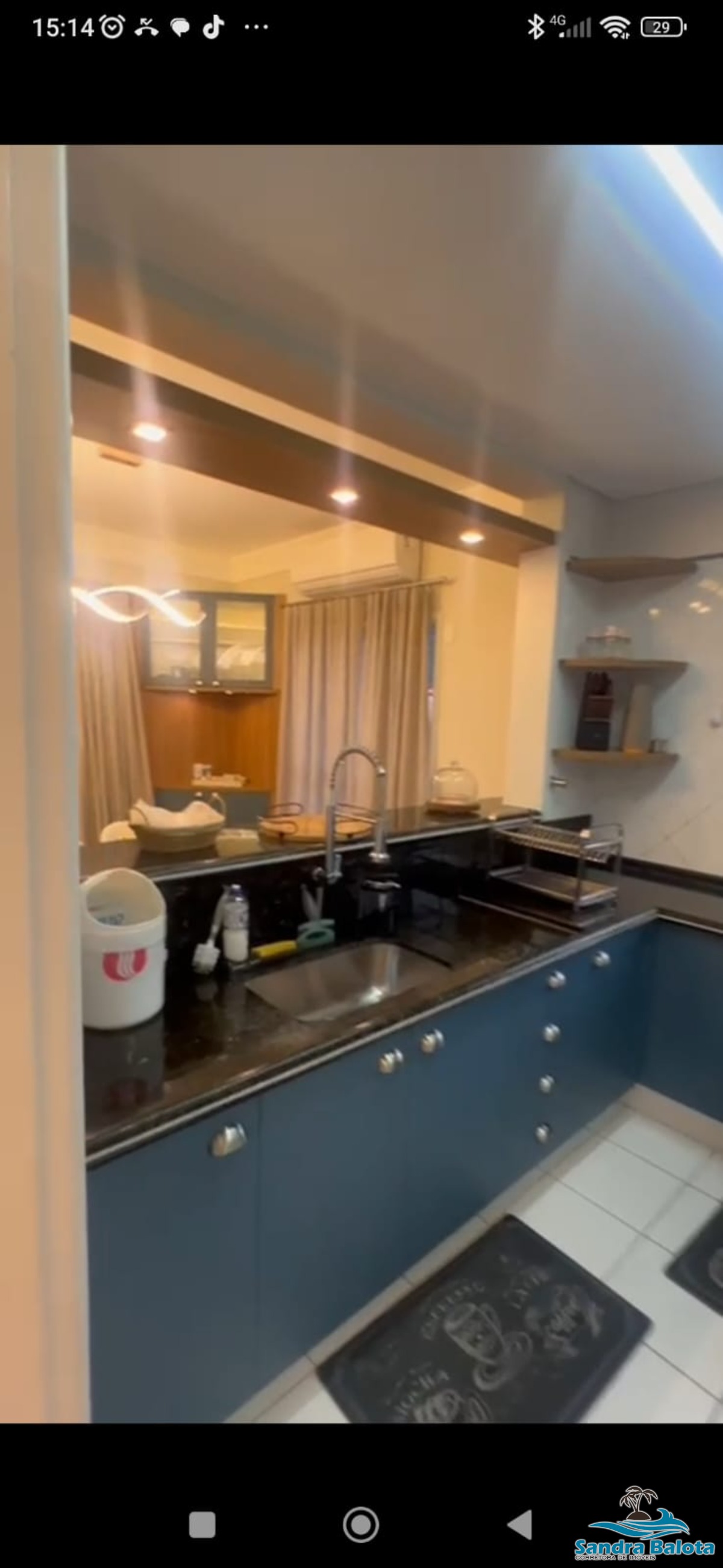 Amplo apartamento à 30 metros da praia