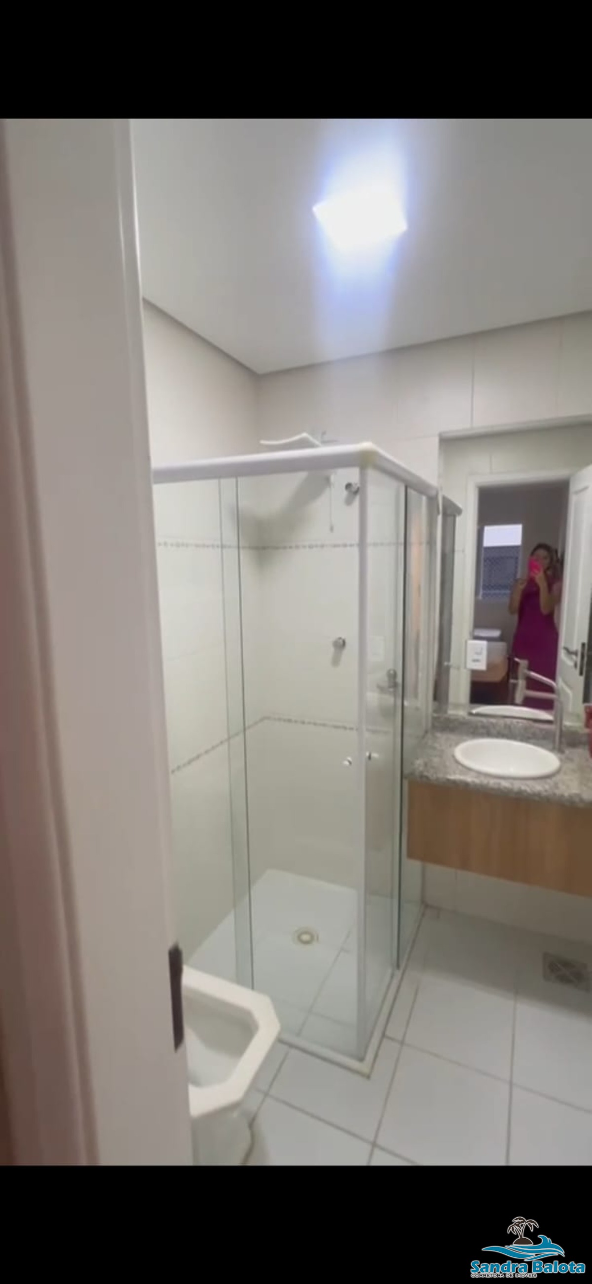 Amplo apartamento à 30 metros da praia