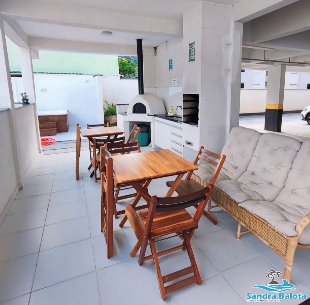 Amplo apartamento à 30 metros da praia