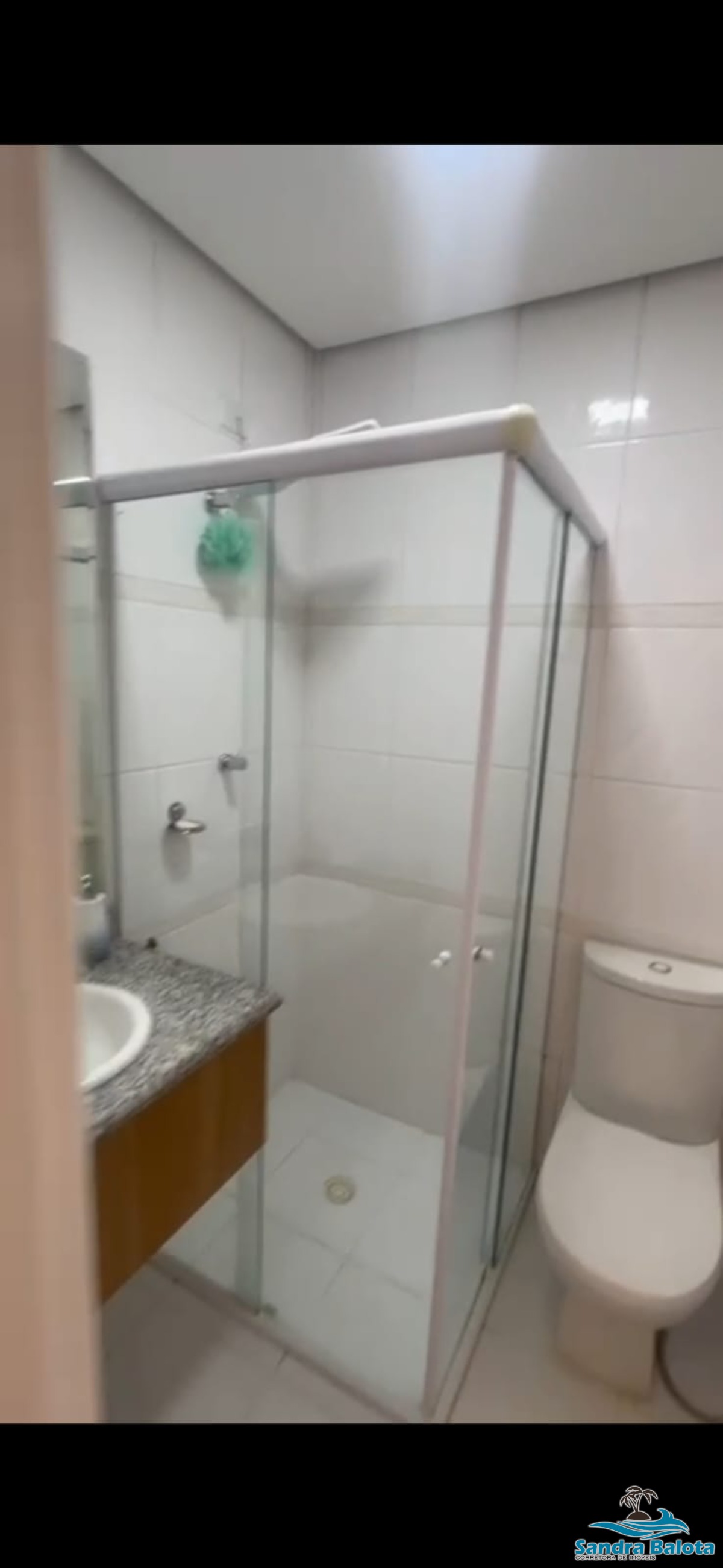 Amplo apartamento à 30 metros da praia