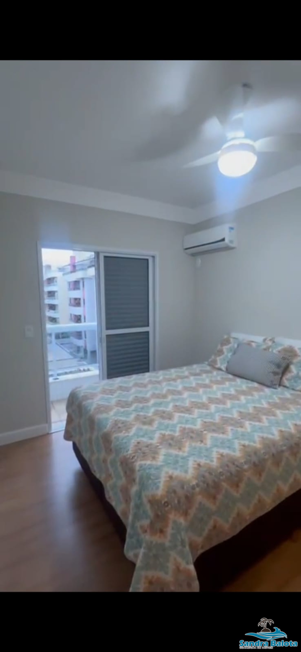 Amplo apartamento à 30 metros da praia