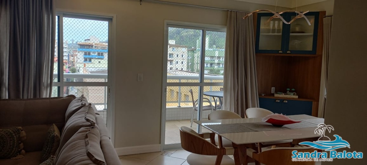 Amplo apartamento à 30 metros da praia
