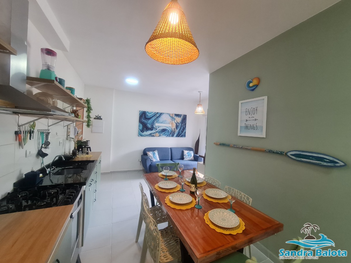 Amplo apartamento à 30 metros da praia