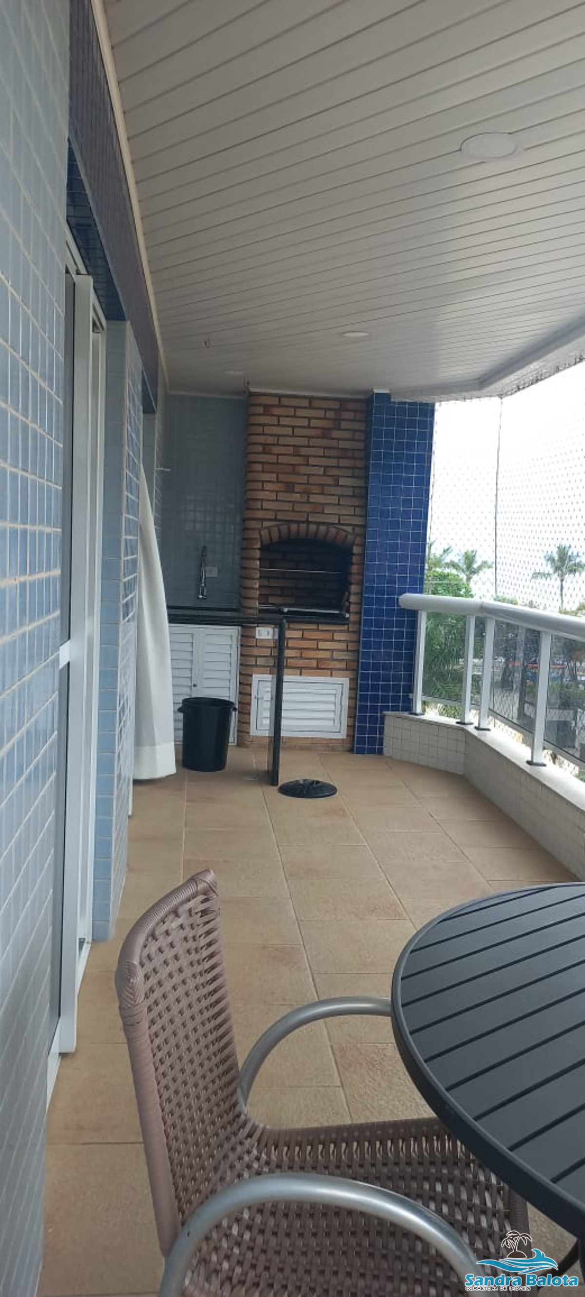 Amplo apartamento à 30 metros da praia