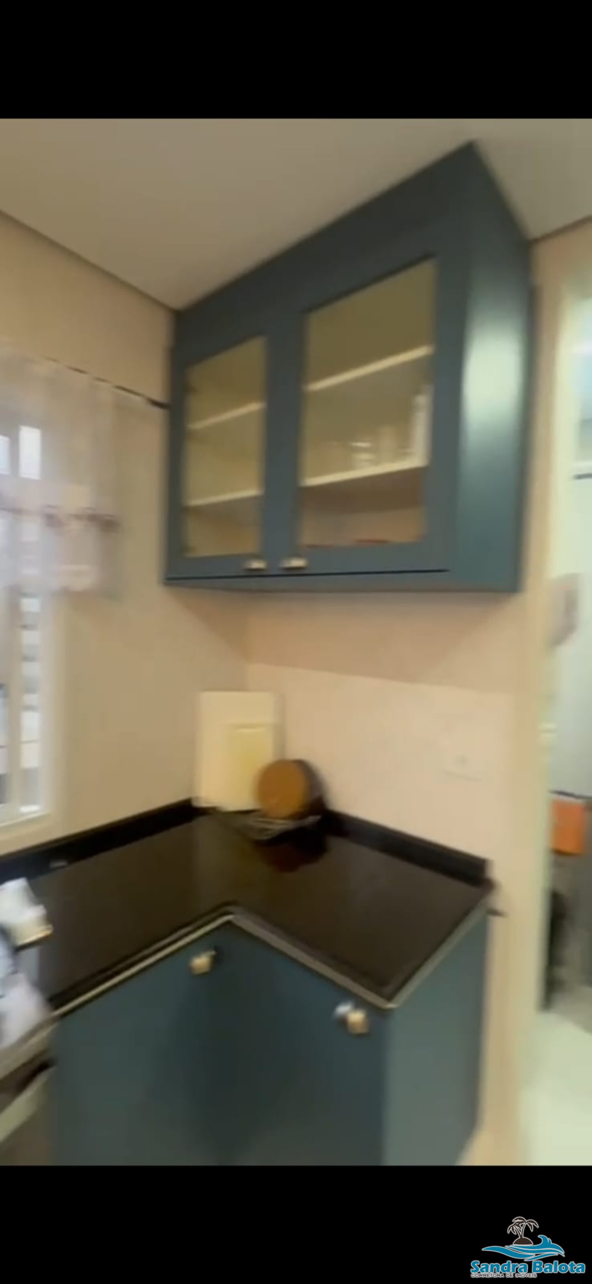 Amplo apartamento à 30 metros da praia