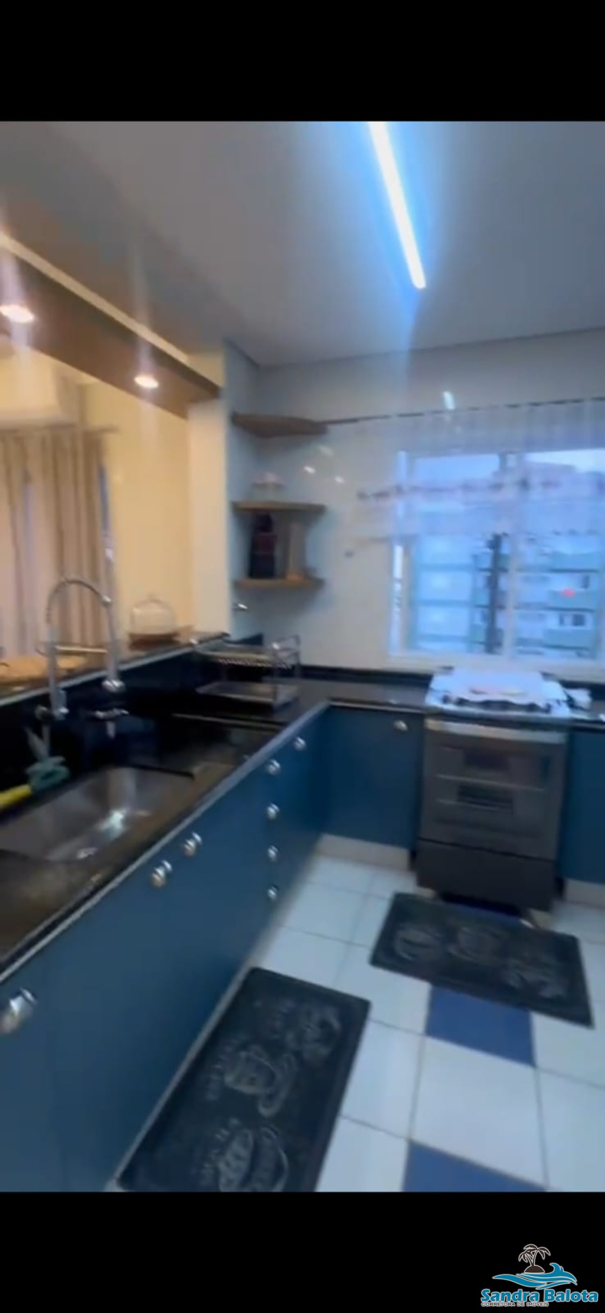 Amplo apartamento à 30 metros da praia