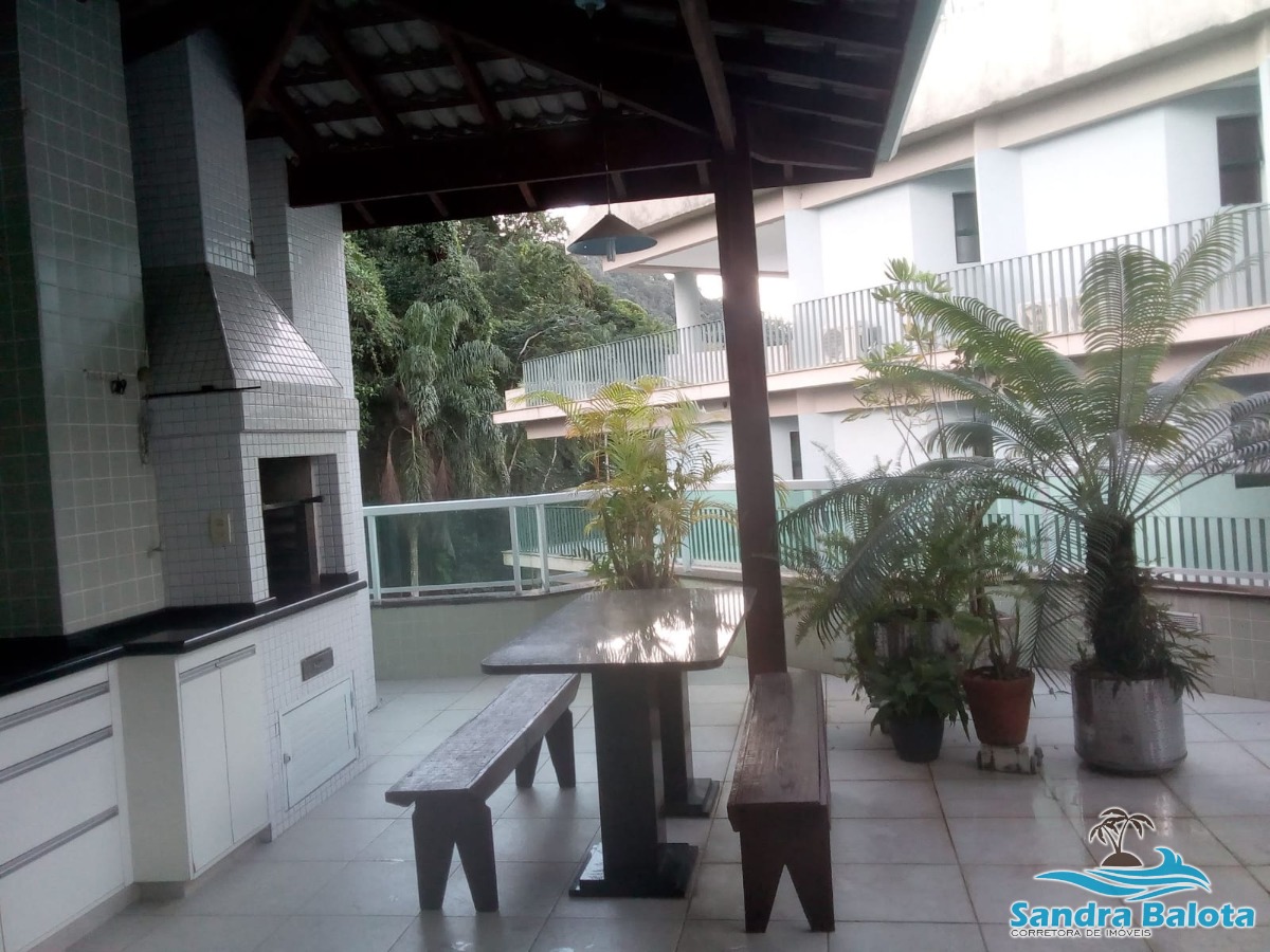 Apartamento a poucos metros da praia/ 3 dormitórios