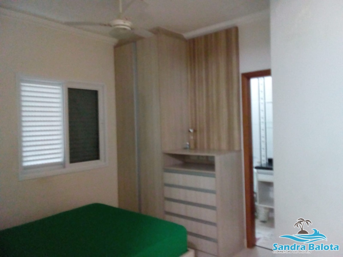 Apartamento a poucos metros da praia/ 3 dormitórios