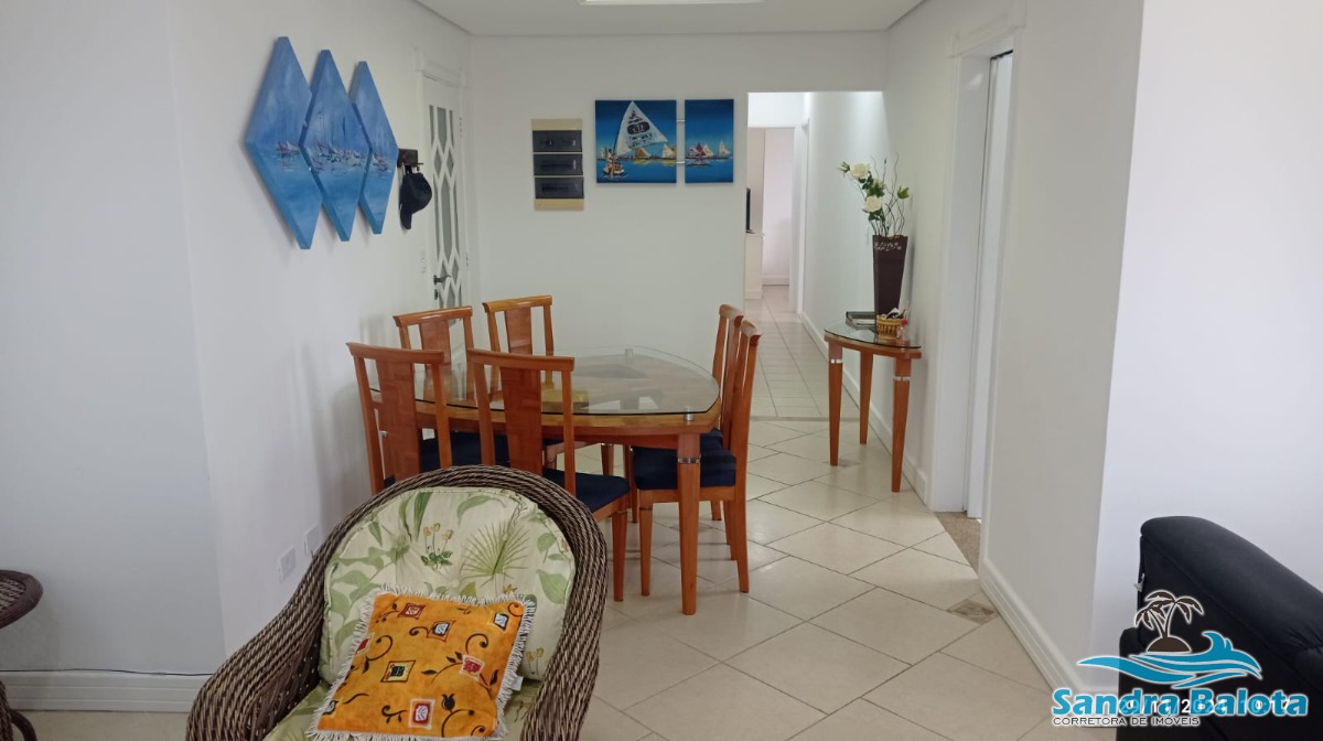 Amplo apartamento de 3 dormitórios à 50 metros da praia