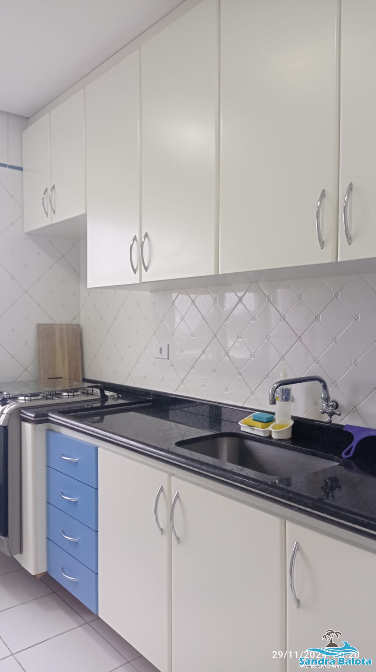 Amplo apartamento de 3 dormitórios à 50 metros da praia