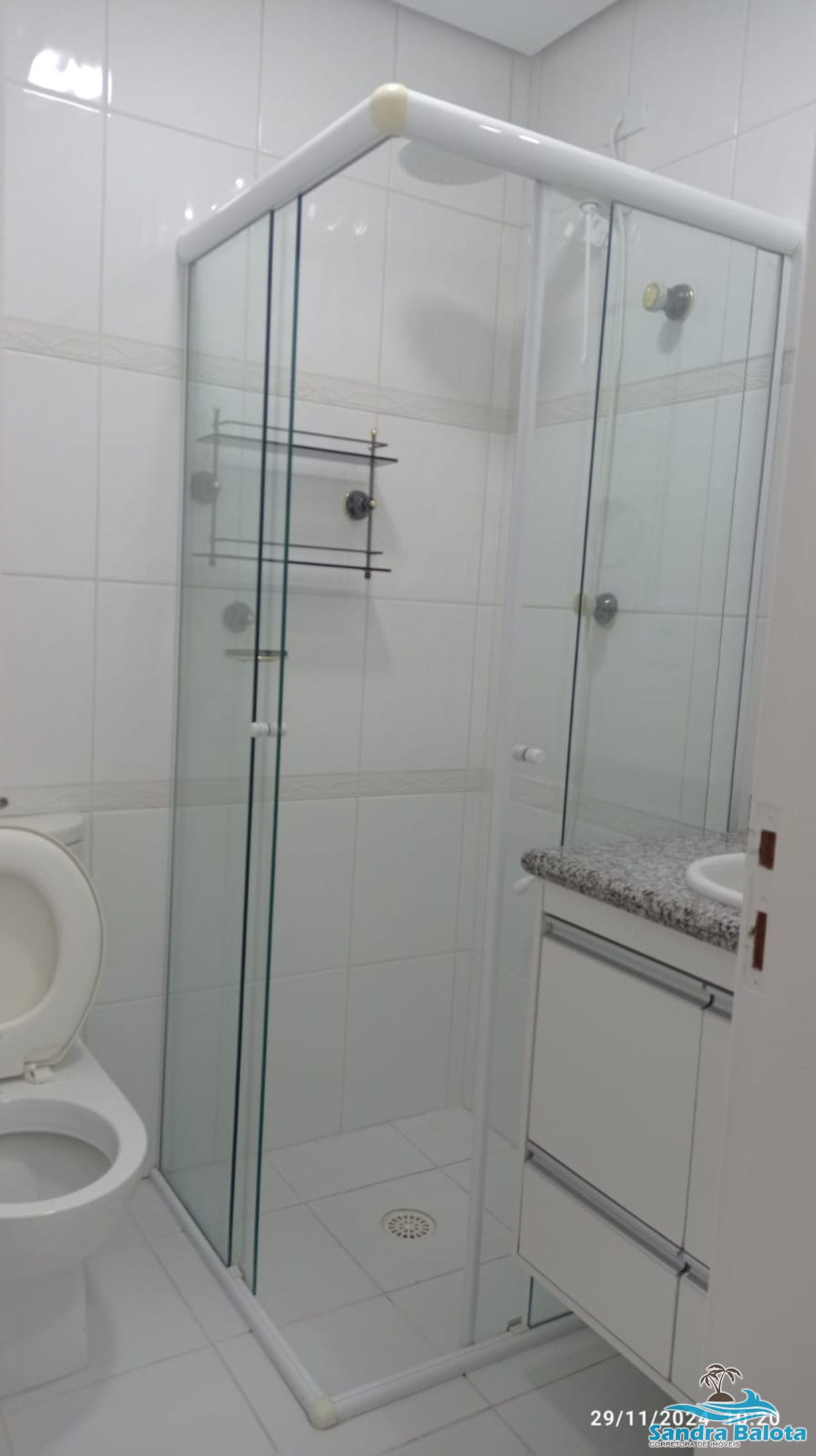 Amplo apartamento de 3 dormitórios à 50 metros da praia