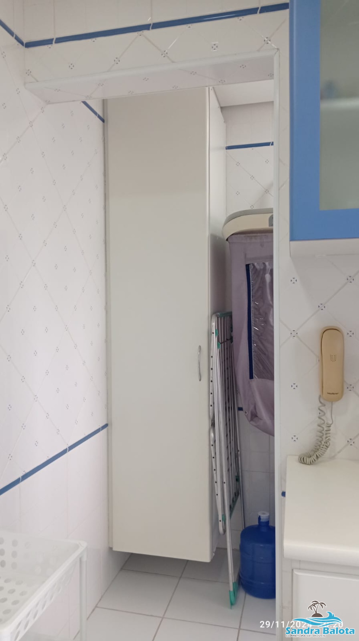 Amplo apartamento de 3 dormitórios à 50 metros da praia