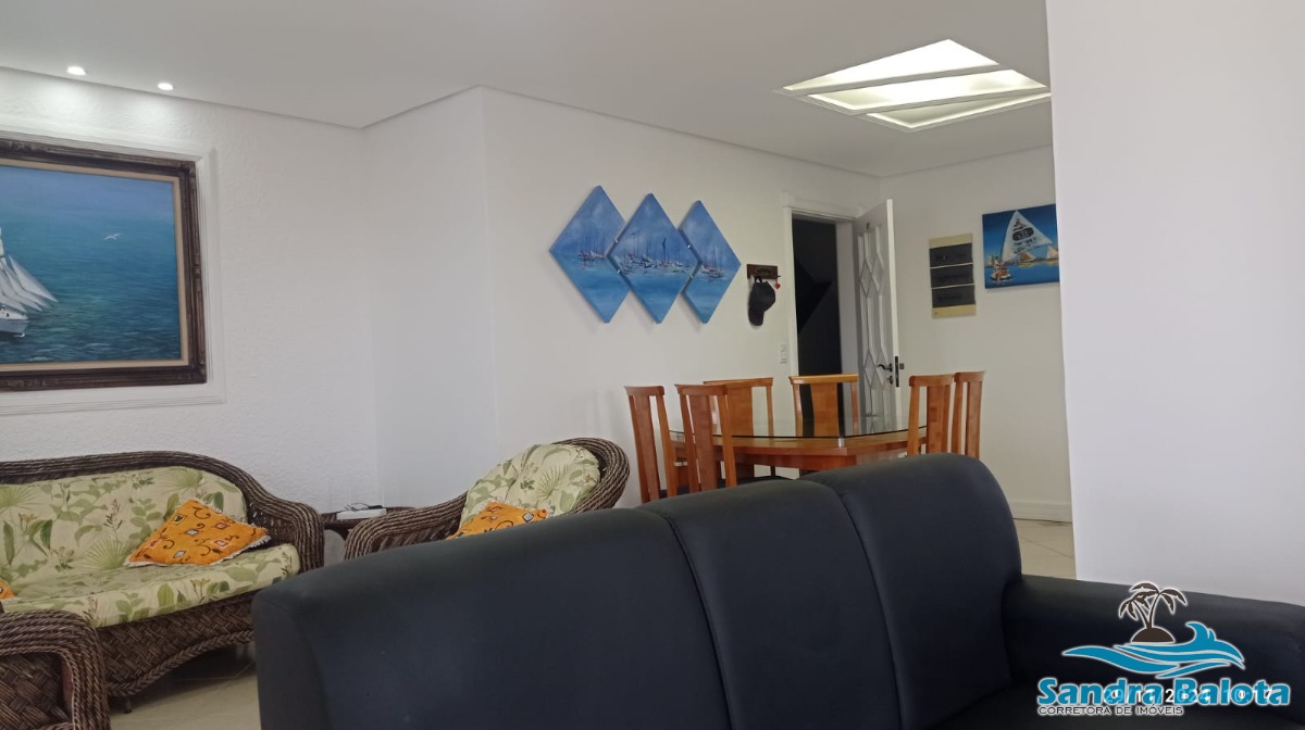 Amplo apartamento de 3 dormitórios à 50 metros da praia