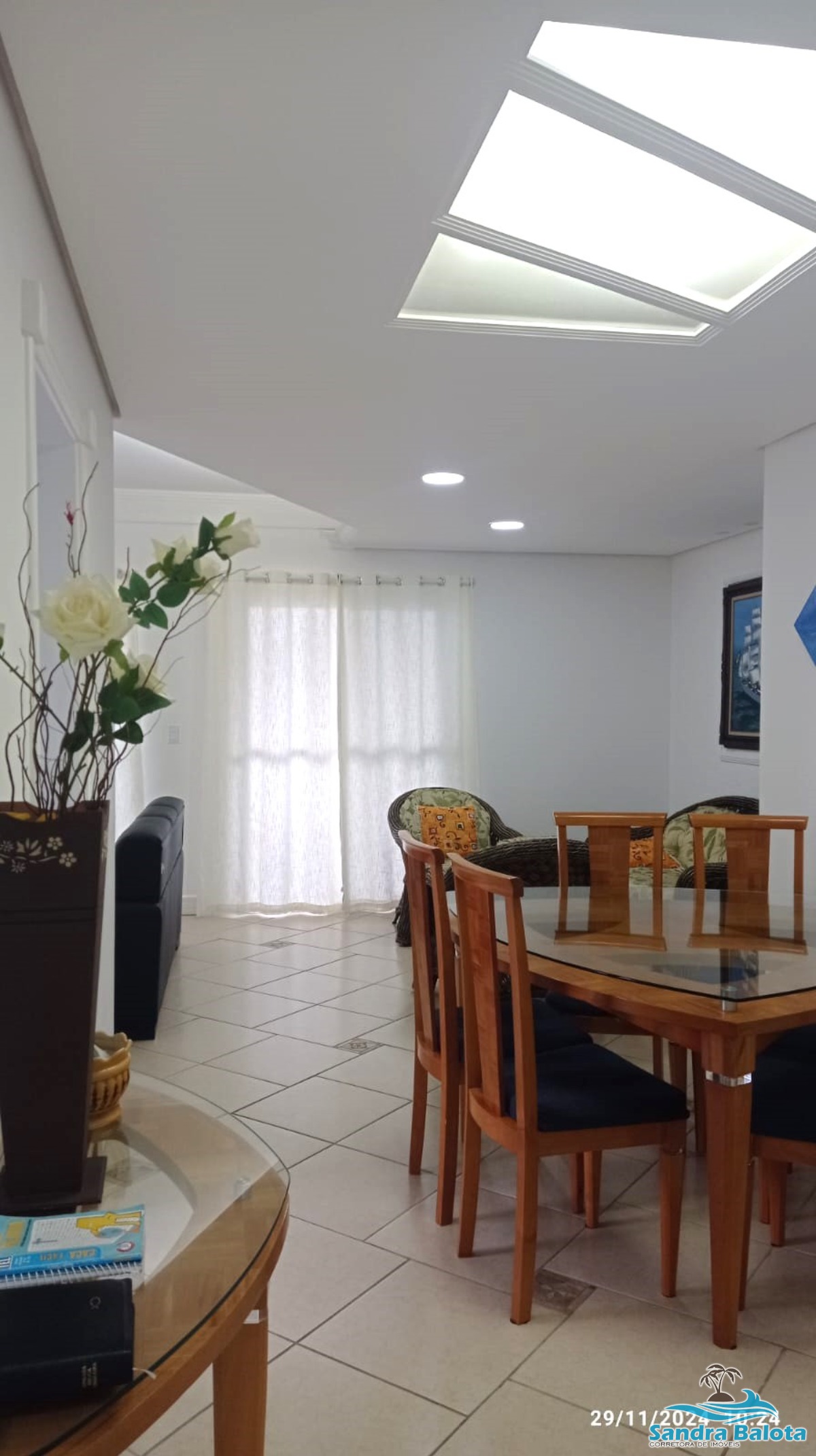 Amplo apartamento de 3 dormitórios à 50 metros da praia