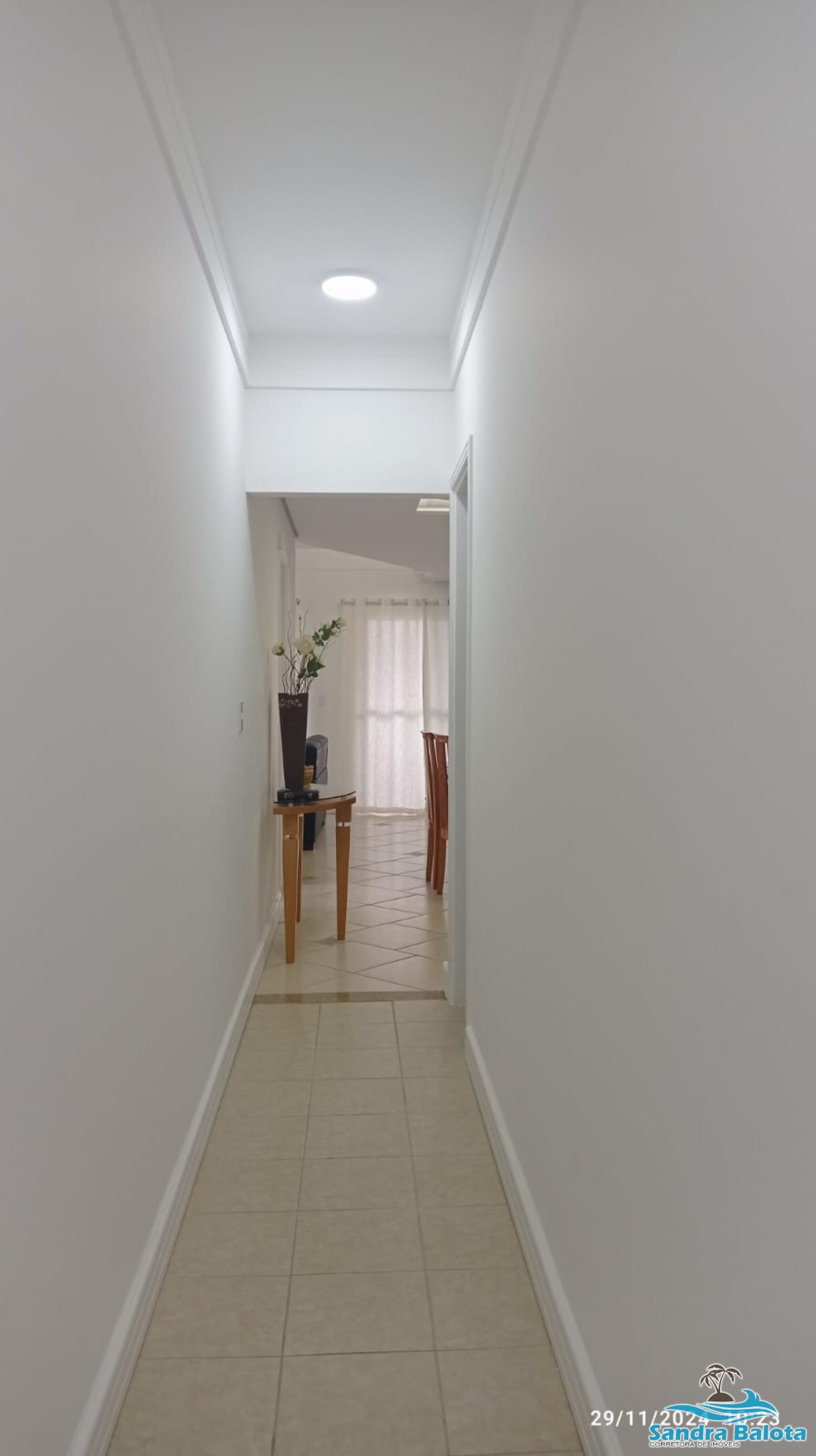 Amplo apartamento de 3 dormitórios à 50 metros da praia