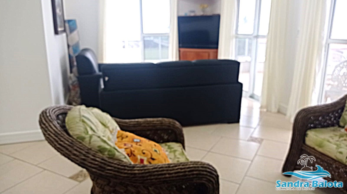 Amplo apartamento de 3 dormitórios à 50 metros da praia