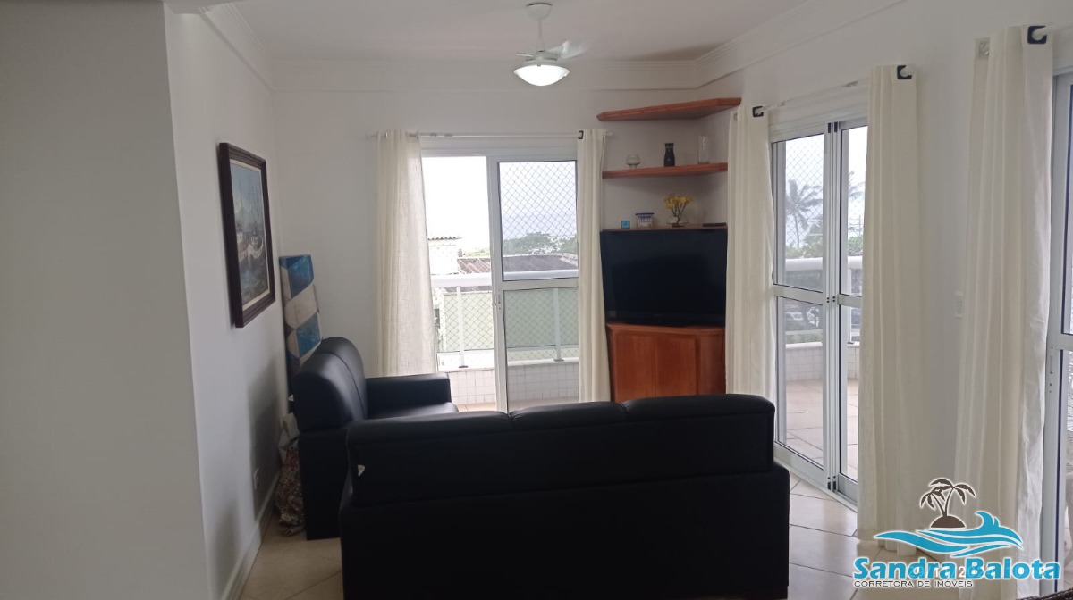Amplo apartamento de 3 dormitórios à 50 metros da praia