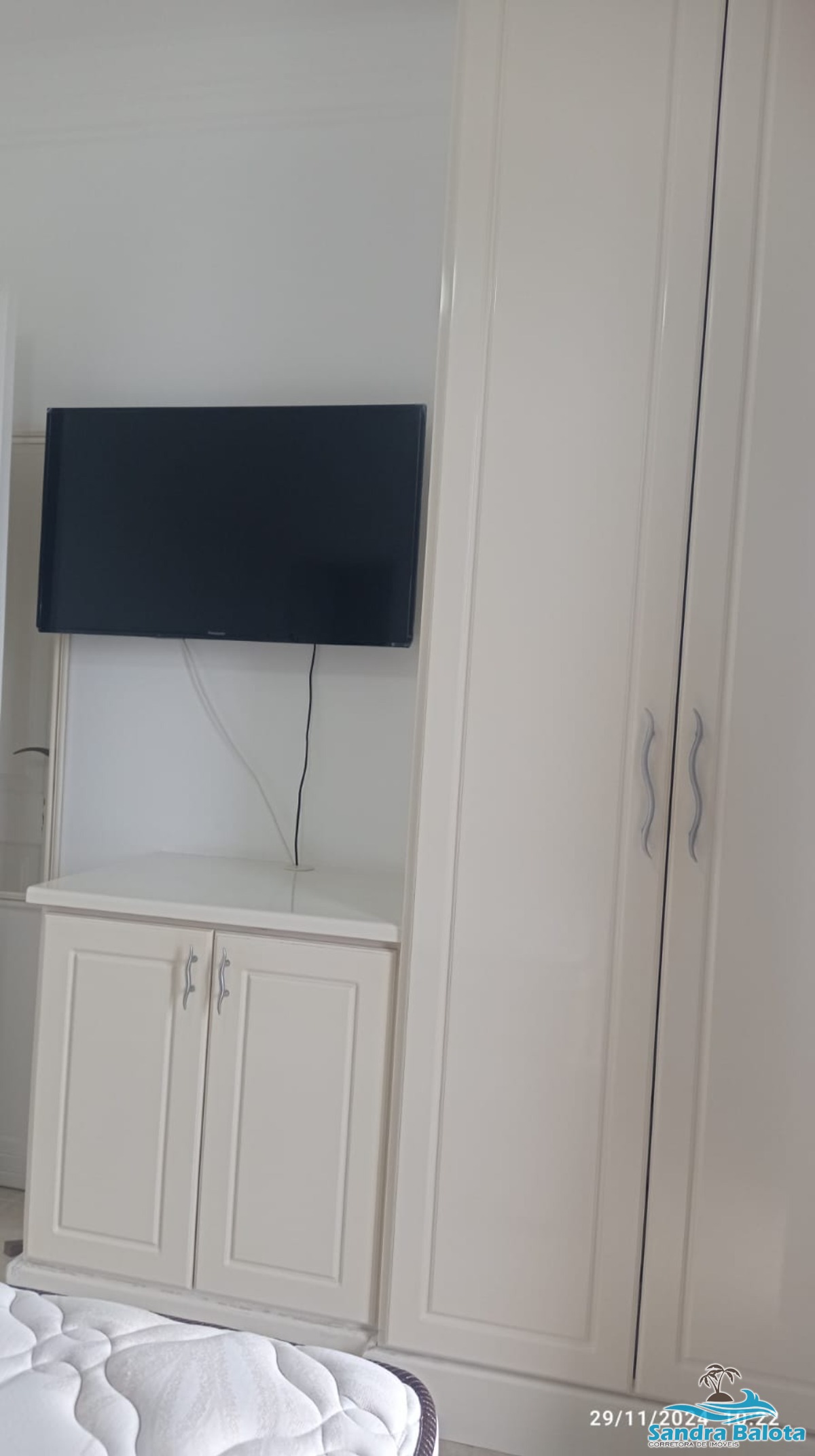 Amplo apartamento de 3 dormitórios à 50 metros da praia
