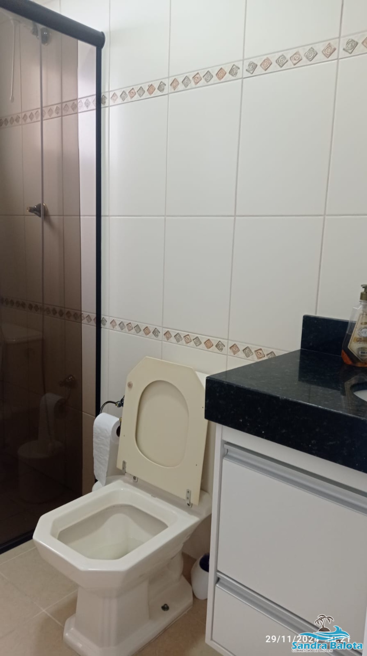 Amplo apartamento de 3 dormitórios à 50 metros da praia