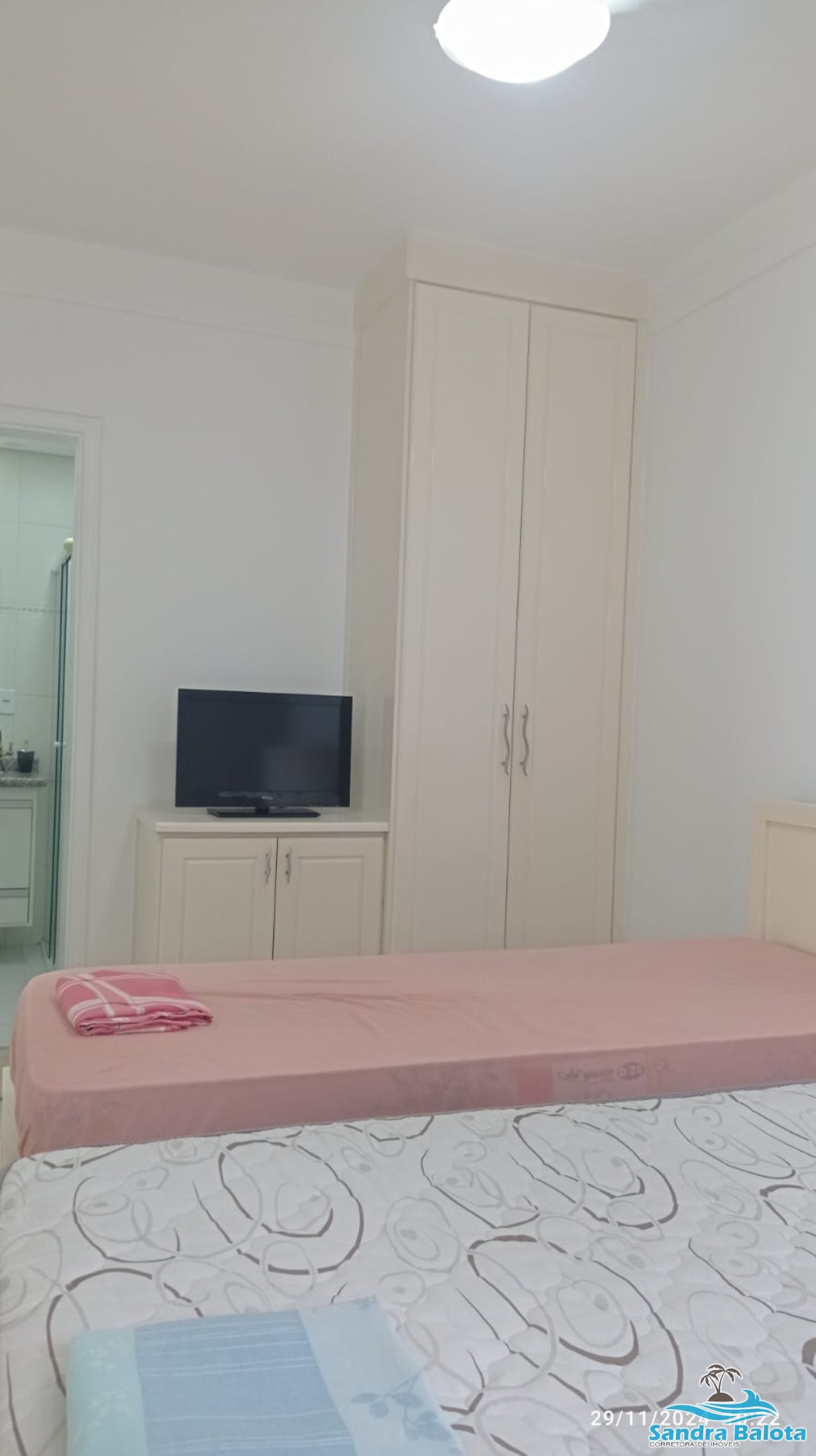 Amplo apartamento de 3 dormitórios à 50 metros da praia