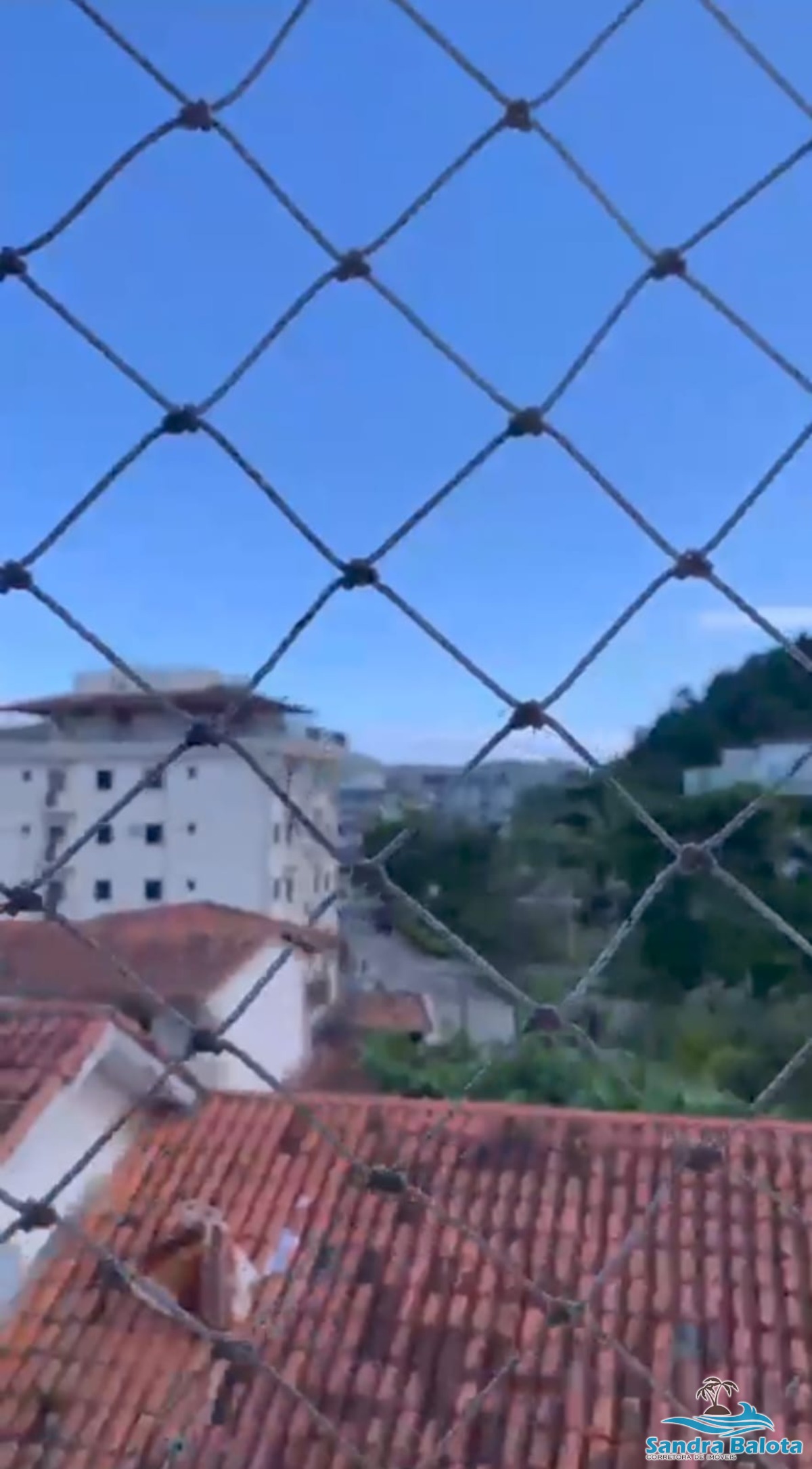 Apartamento com 2 dormitórios sendo 1 suíte à 100 metros da 