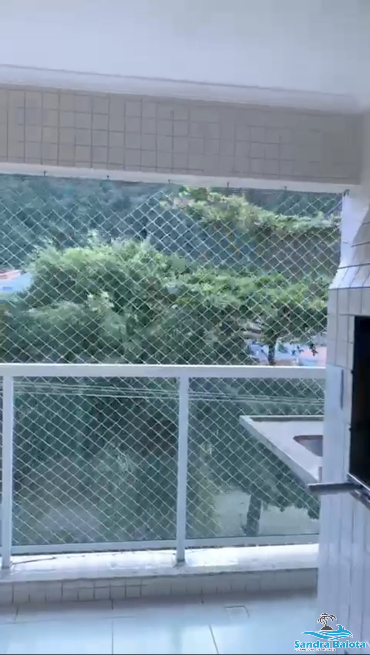 Apartamento com 2 dormitórios sendo 1 suíte à 100 metros da 