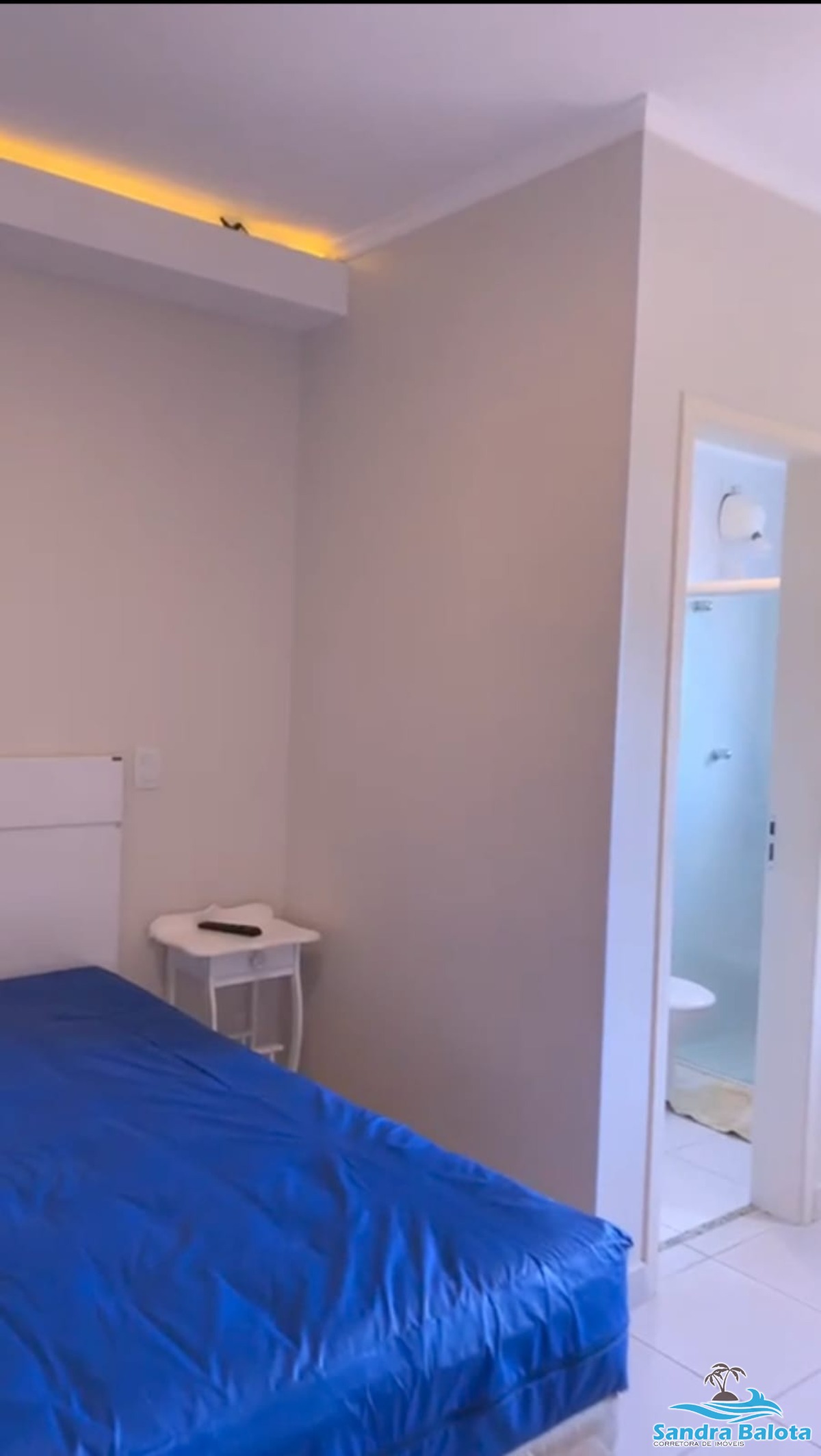 Apartamento com 2 dormitórios sendo 1 suíte à 100 metros da 
