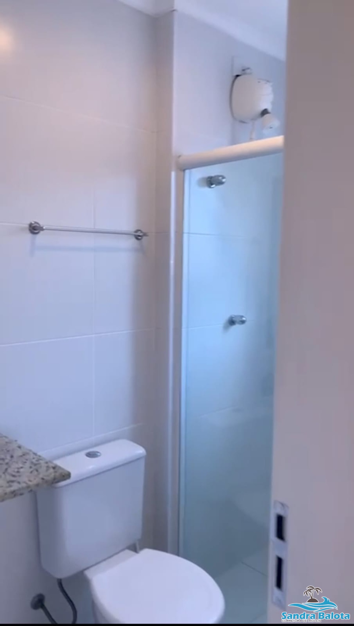 Apartamento com 2 dormitórios sendo 1 suíte à 100 metros da 